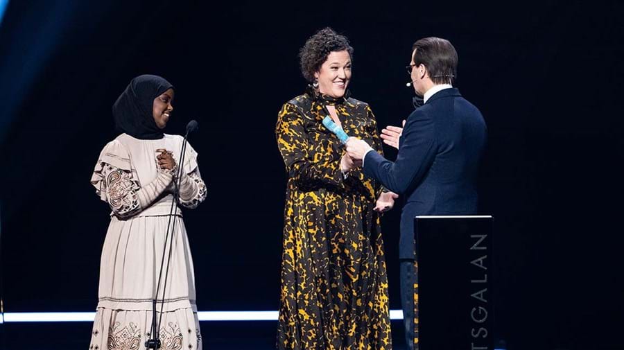 Prins Daniel delar ut priset Årets Peppare 2024 till Hej främling